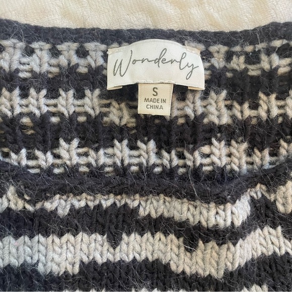 Wonderly Women’s Drop Shoulder Sweater w/ Fringe Bottom Detail Small Knit Fuzzy - Picture 3 of 7